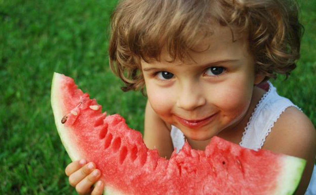 Alimentos y cuidados para los niños en días calurosos