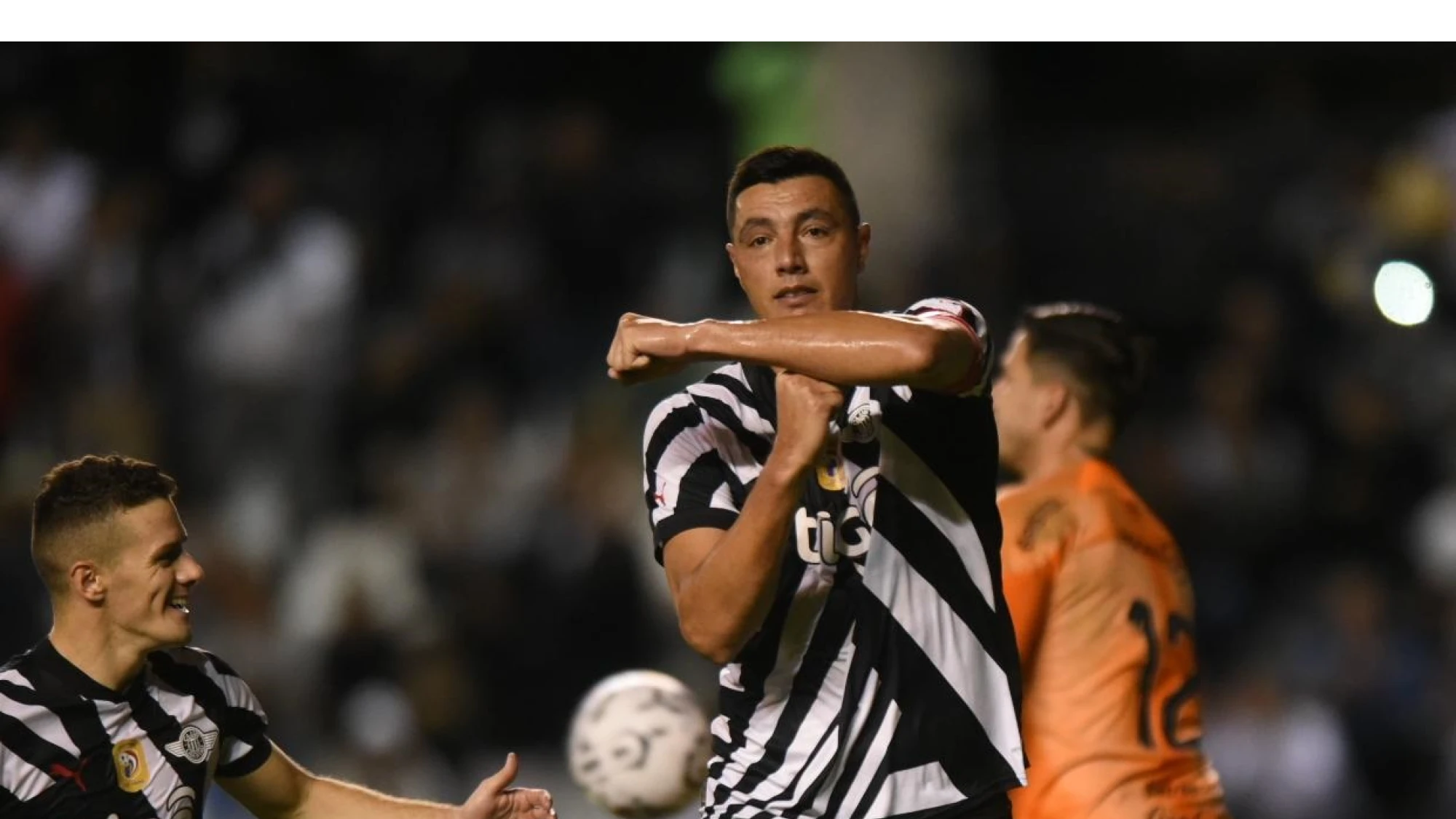 Libertad golea a Olimpia y camina implacable hacia el título