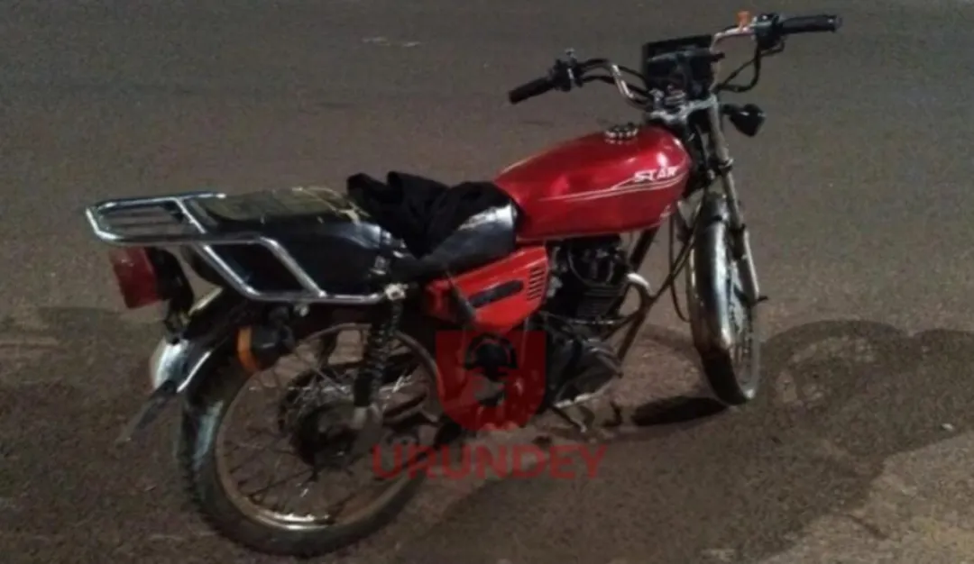 Dos sujetos chocan por un cordón y abandonan motocicleta tras persecución policial