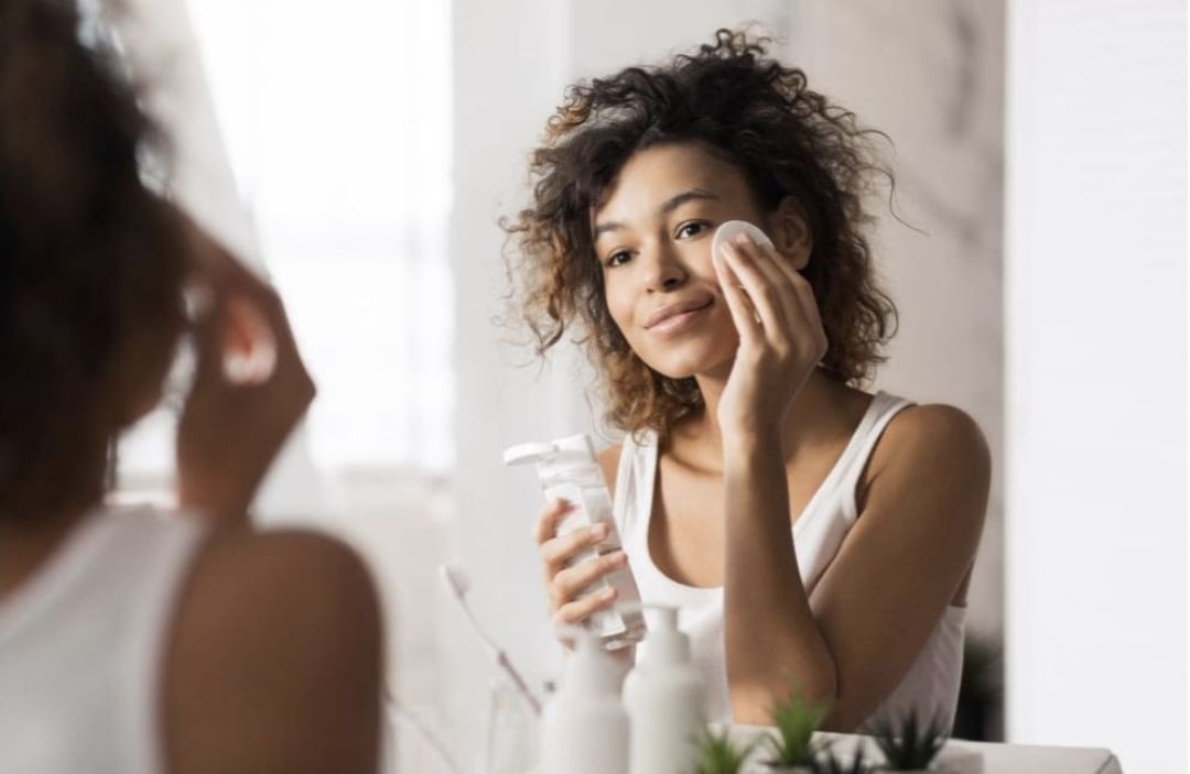 Agua micelar: como se usa y sus beneficios para la piel