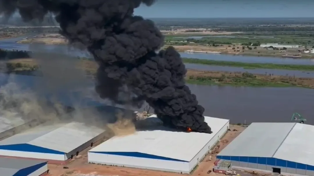 Bomberos logran controlar incendio de depósito en Mariano Roque Alonso