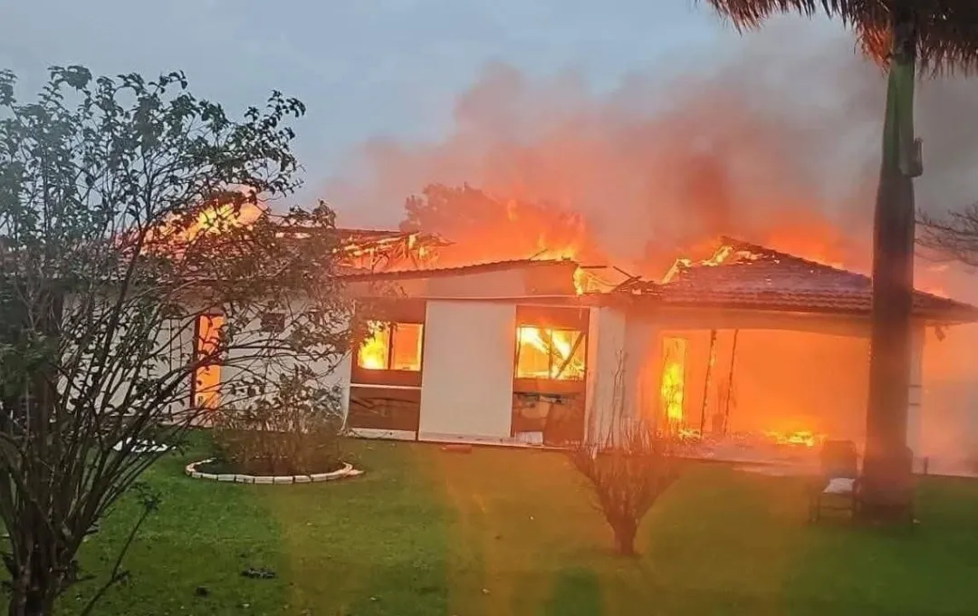 Vivienda se incendia tras sufrir caída de un rayo en Nueva Toledo
