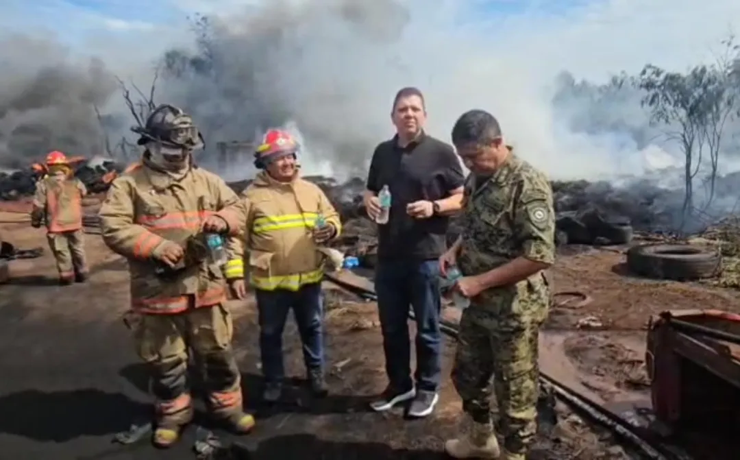 Gobernador brindó apoyo a bomberos que aplacaron incendio en depósito de neumáticos en PJC