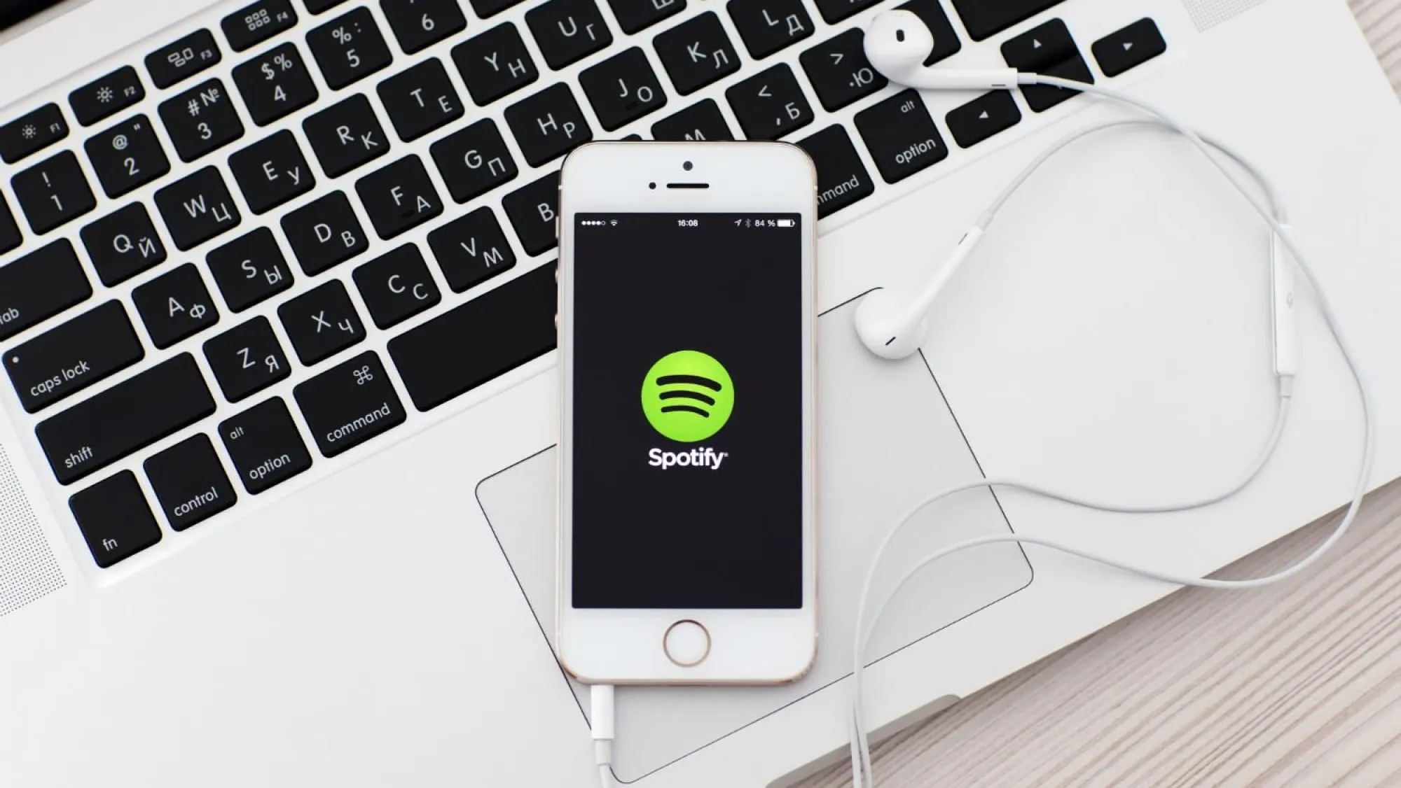 Spotify usará inteligencia artificial para traducir pódcast al español
