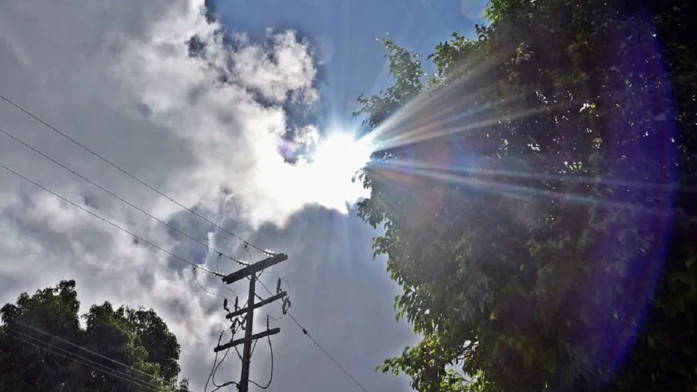 Miércoles caluroso y con posibles lluvias en el Norte y Este, prevé Meteorología