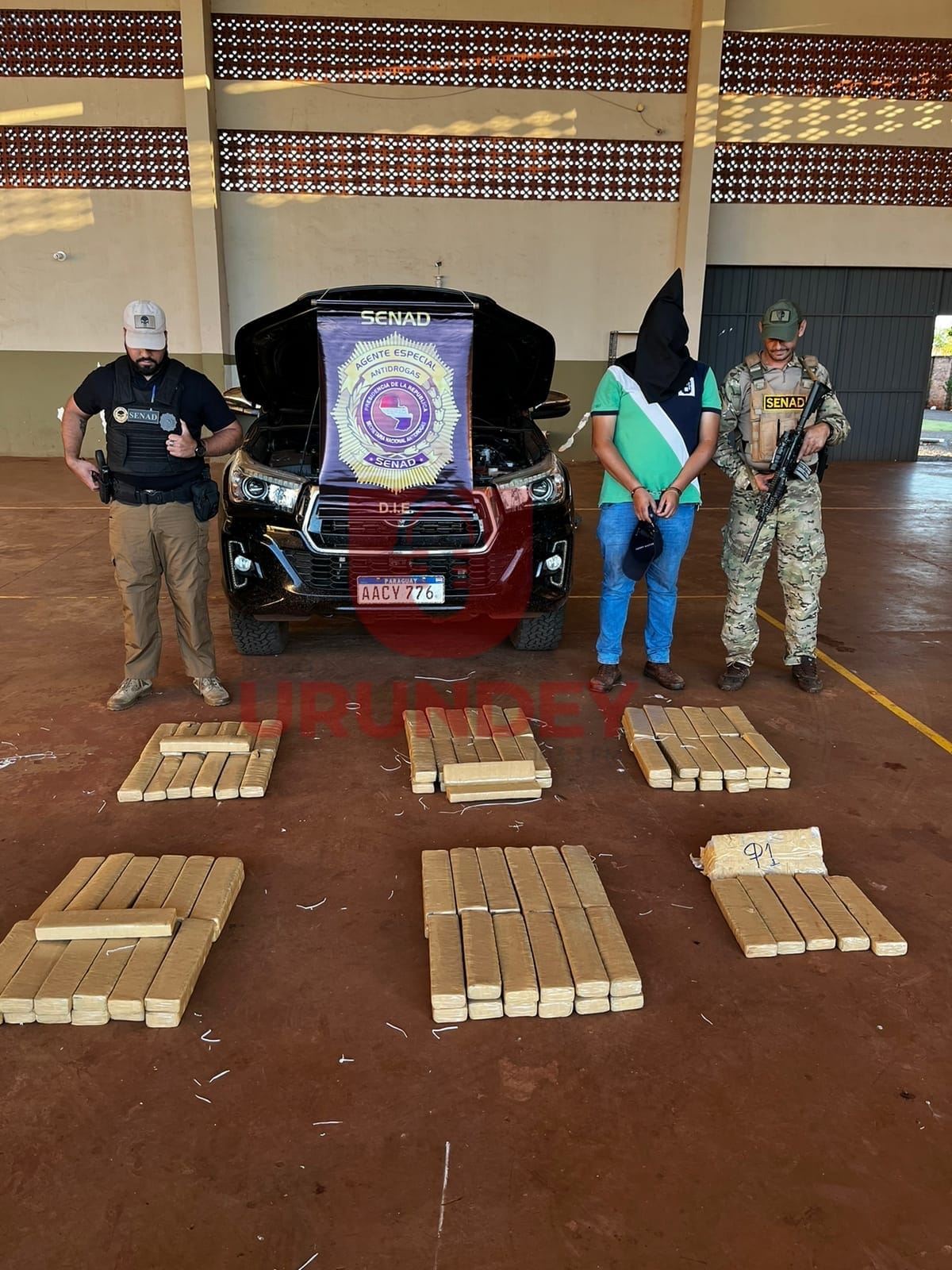 Inteligencia estrategica de la SENAD incauta droga y arma de fuego en la colonia Cerro Cora'i