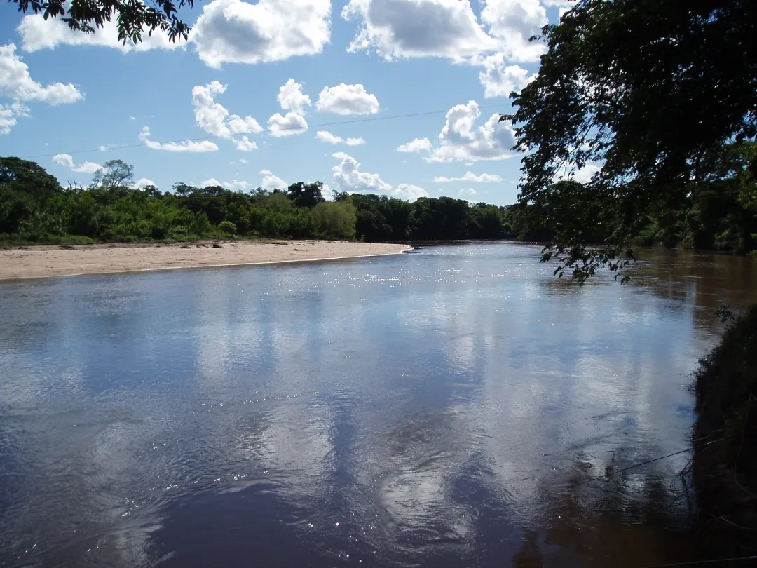 Joven desaparece en aguas del río Apa tras caída accidental en Bella Vista Norte