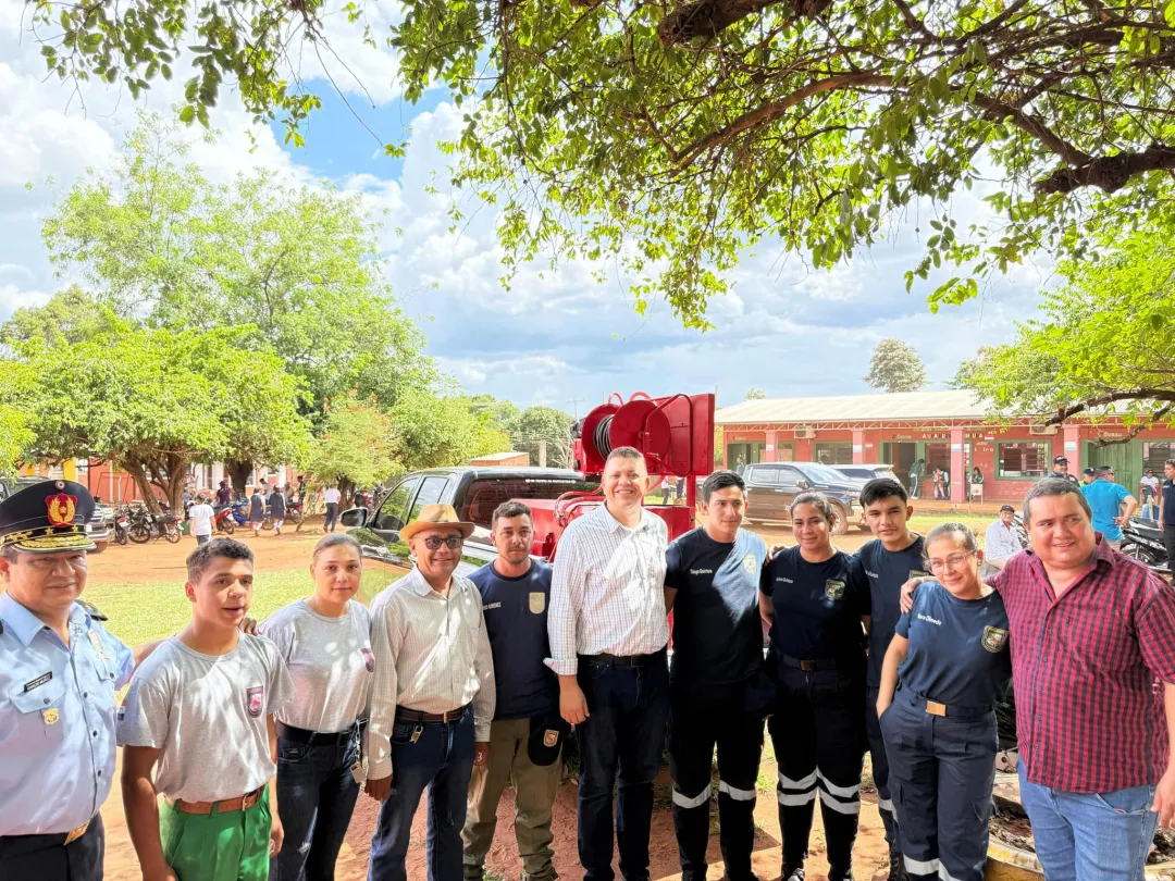 Gobernación de Amambay inaugura obras en escuela y entrega equipos a bomberos en Karapaí
