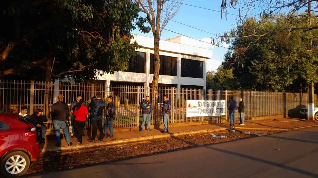 Funcionarios de la ANDE en PJC se unen al paro nacional en rechazo a ley de fusión de ministerios
