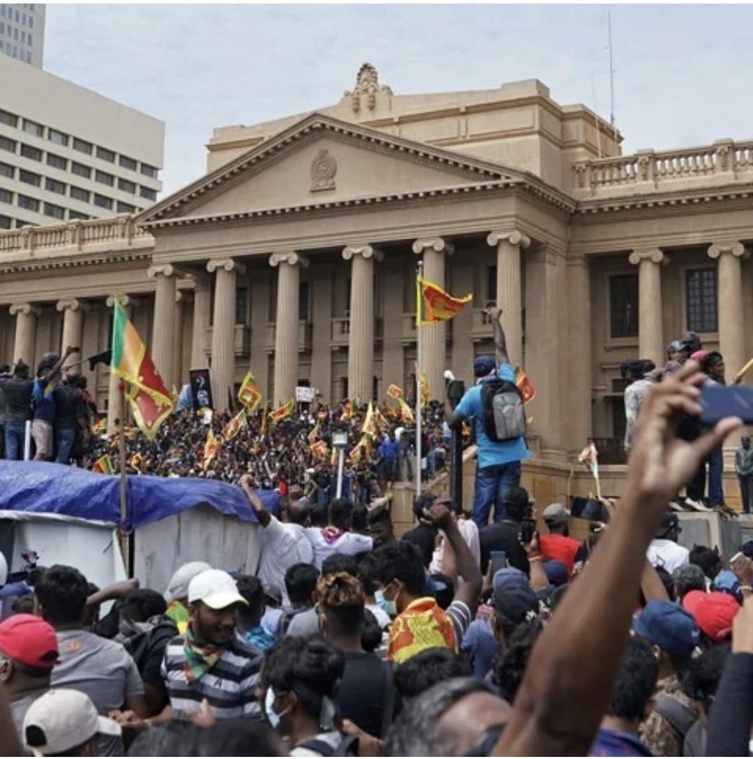 Miles de personas tomaron la casa del Presidente y lo obligaron a renunciar