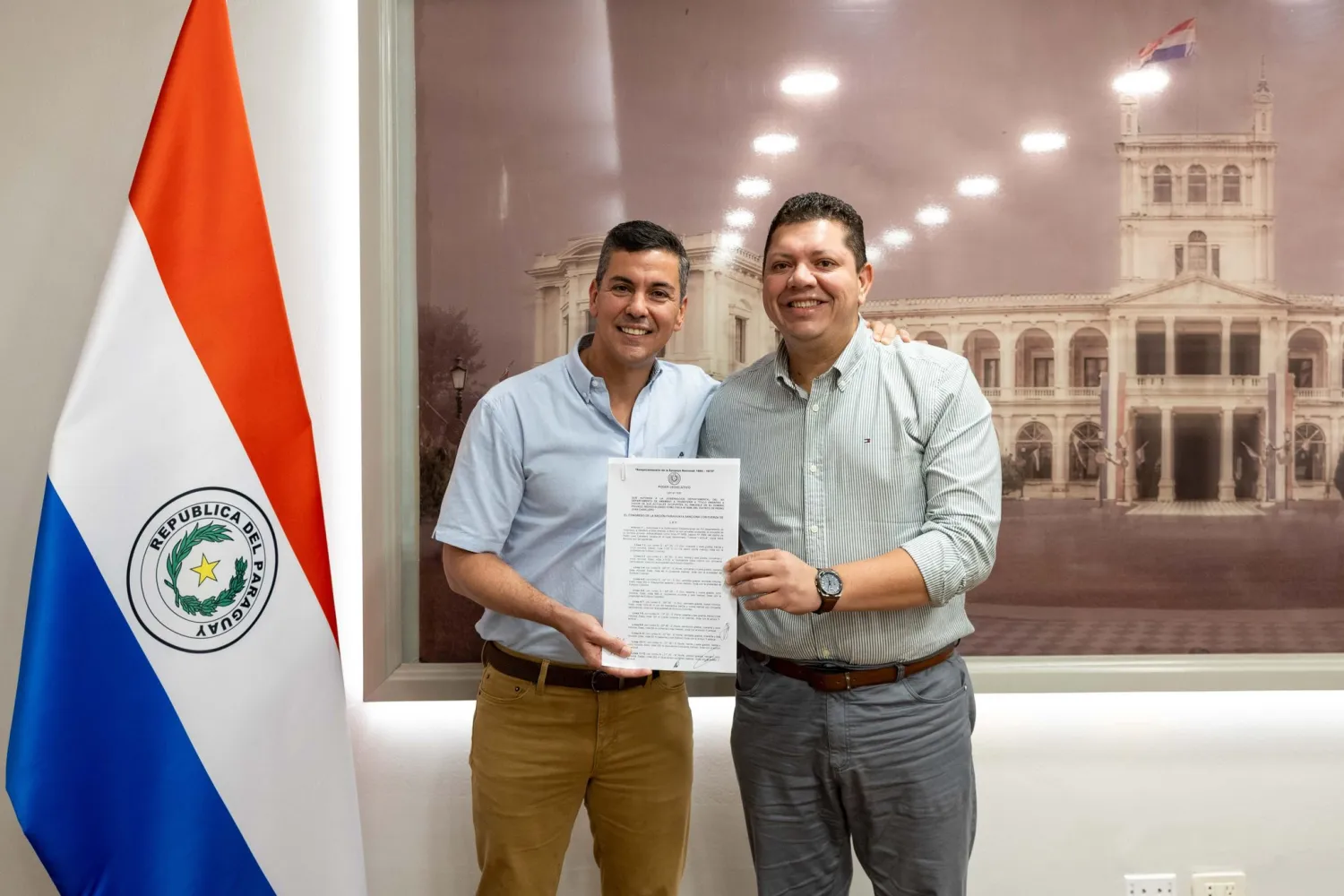Peña firma histórica ley que beneficia a la Colonia 204: se entregarán títulos después de 30 años en Amambay