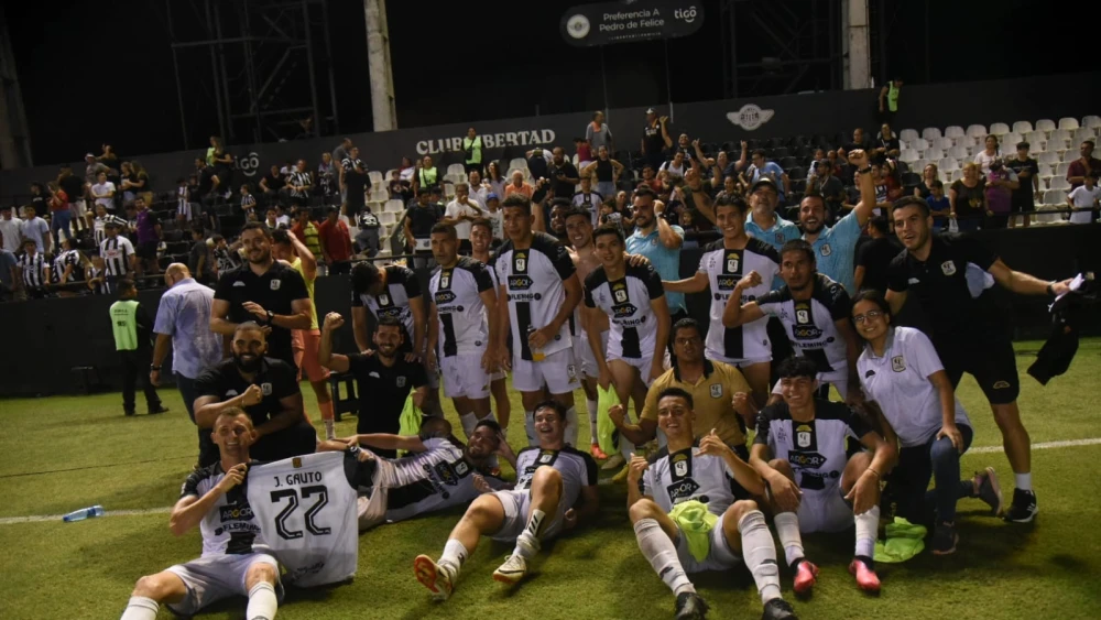 Tacuary obra el milagro, derrota al campeón y permanece en Primera