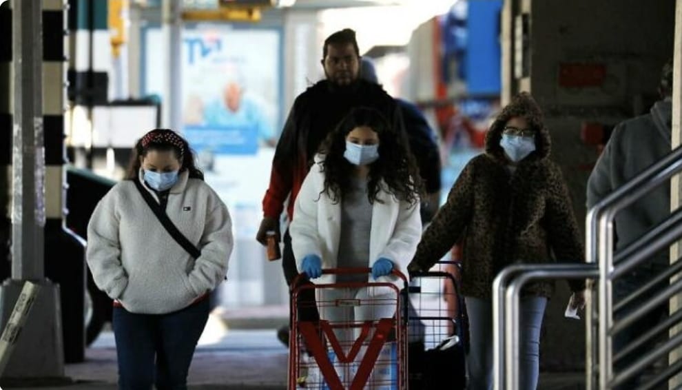 Nueva York recomienda volver a usar las mascarillas en lugares públicos