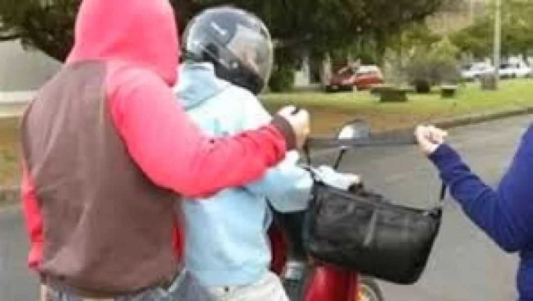 Asaltantes armados despojan a una mujer de su motocicleta y cartera en Pedro Juan