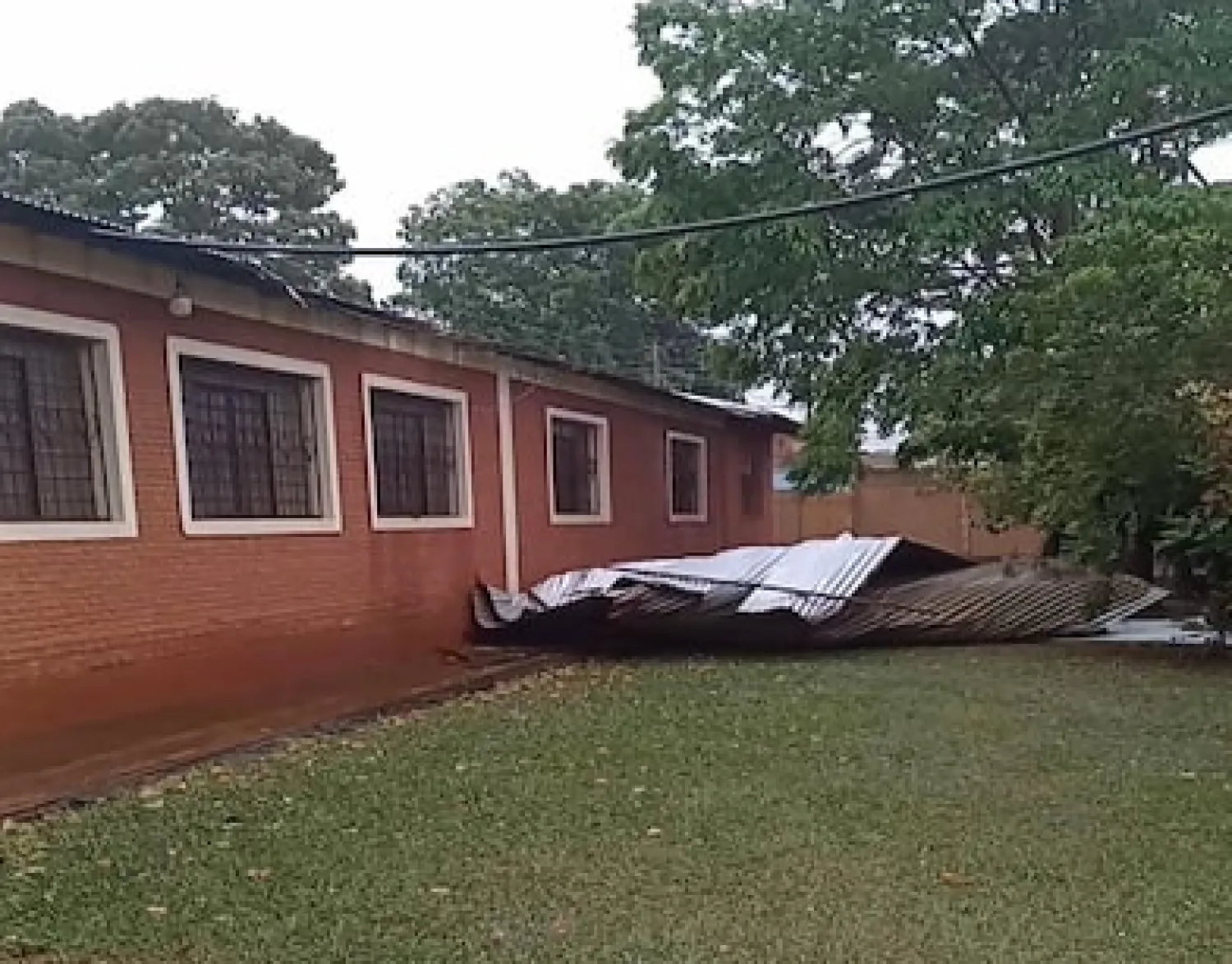 Un fuerte temporal causa estragos en una escuela de Pedro Juan Caballero