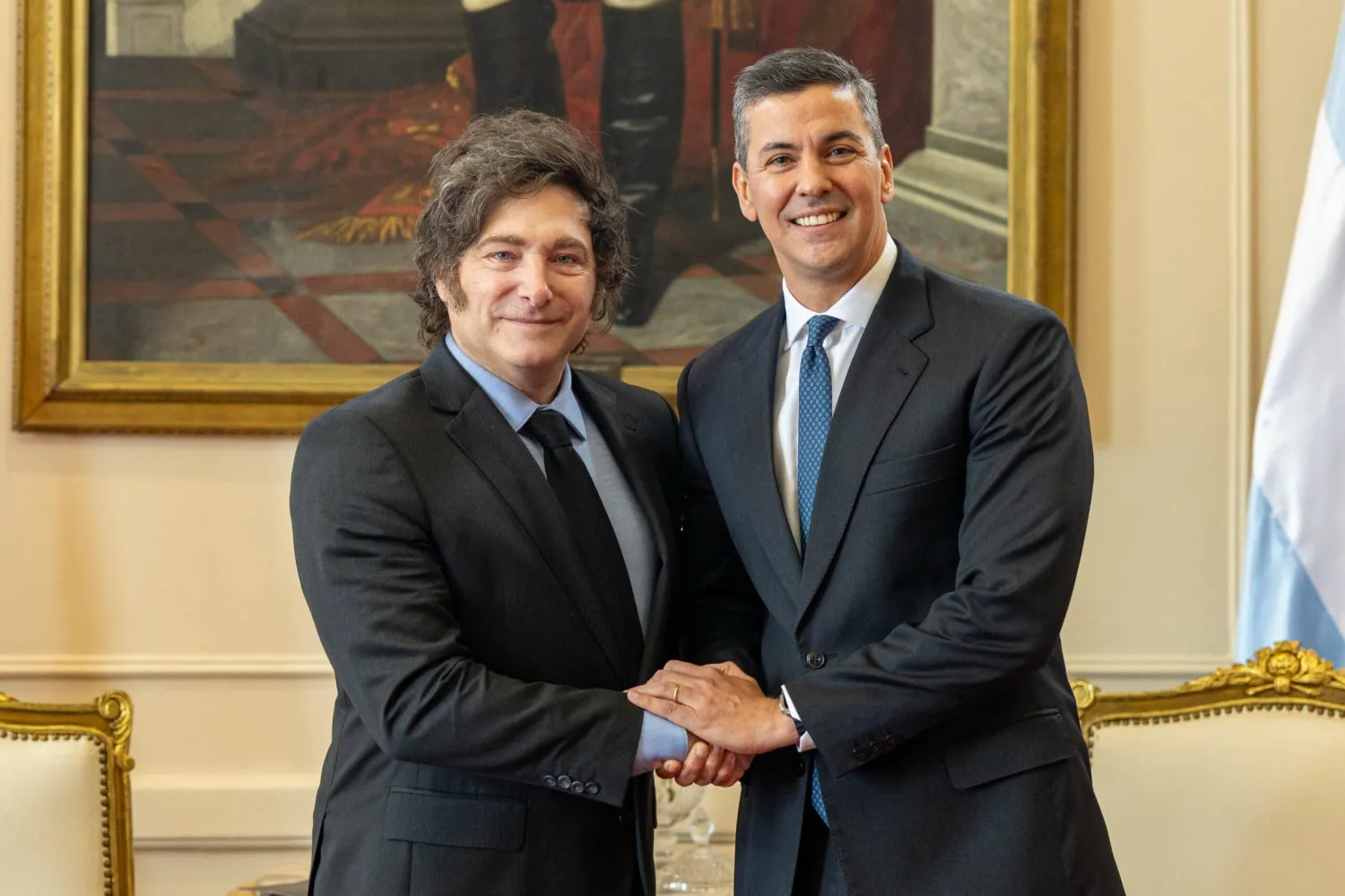 Presidente argentino Javier Milei felicita a Santiago Peña por la obtención del grado de inversión de Standard & Poor’s