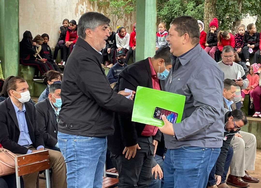 Titular de Conatel destacó labor de Juancho Acosta para dotar de notebooks a escuelas de Amambay