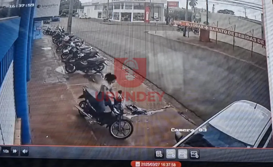 Circuito cerrado captó a una mujer hurtando una moto frente a un local comercial en PJC