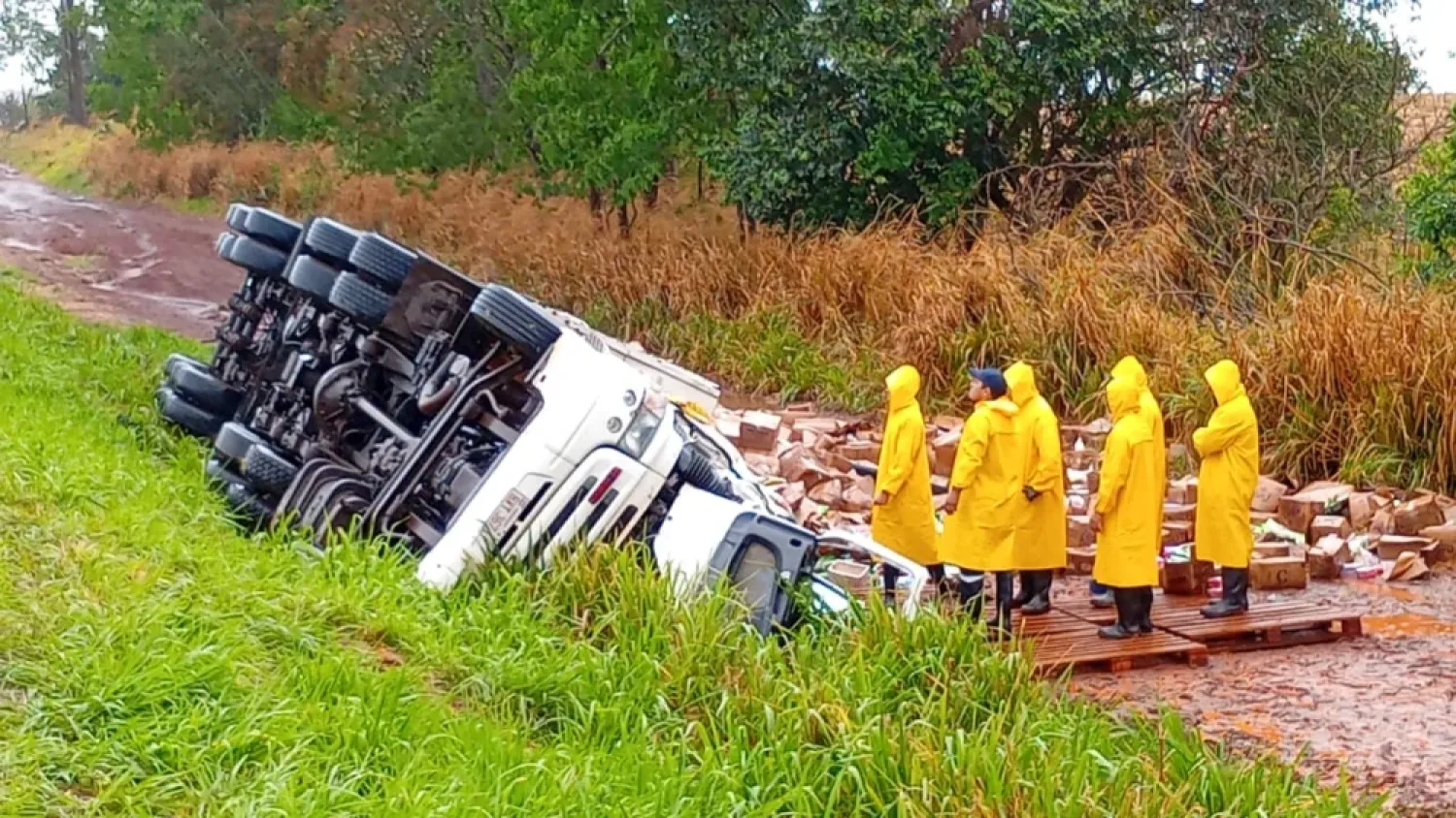 Conductor de camión muere tras volcar su vehículo en la ruta PY05 en Cerro Corá