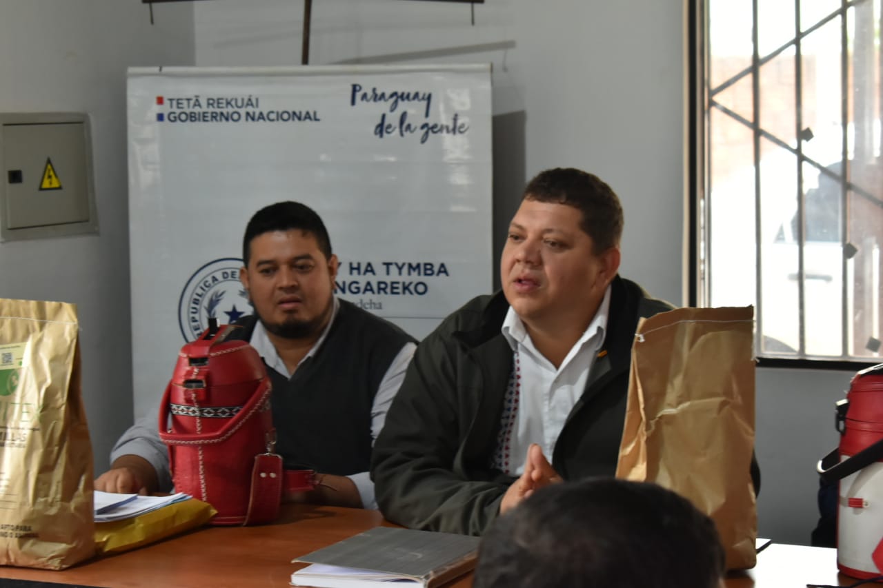 Juancho Acosta entregó semillas de sésamo a representantes de pequeños productores de Amambay