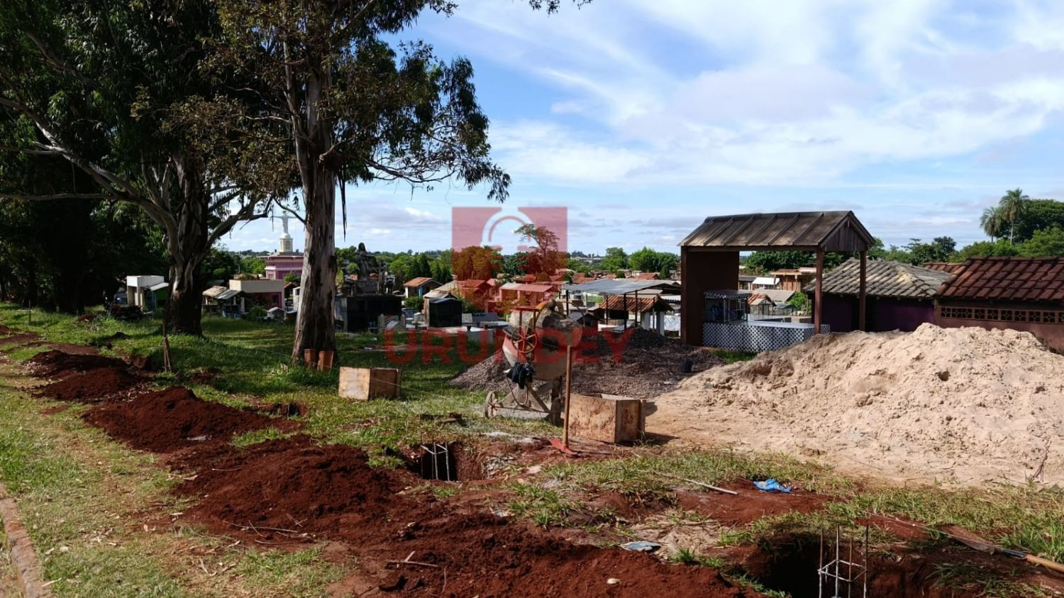 Tras reclamos realizan limpieza en el cementerio San Carlos de PJC y abren camino vecinal