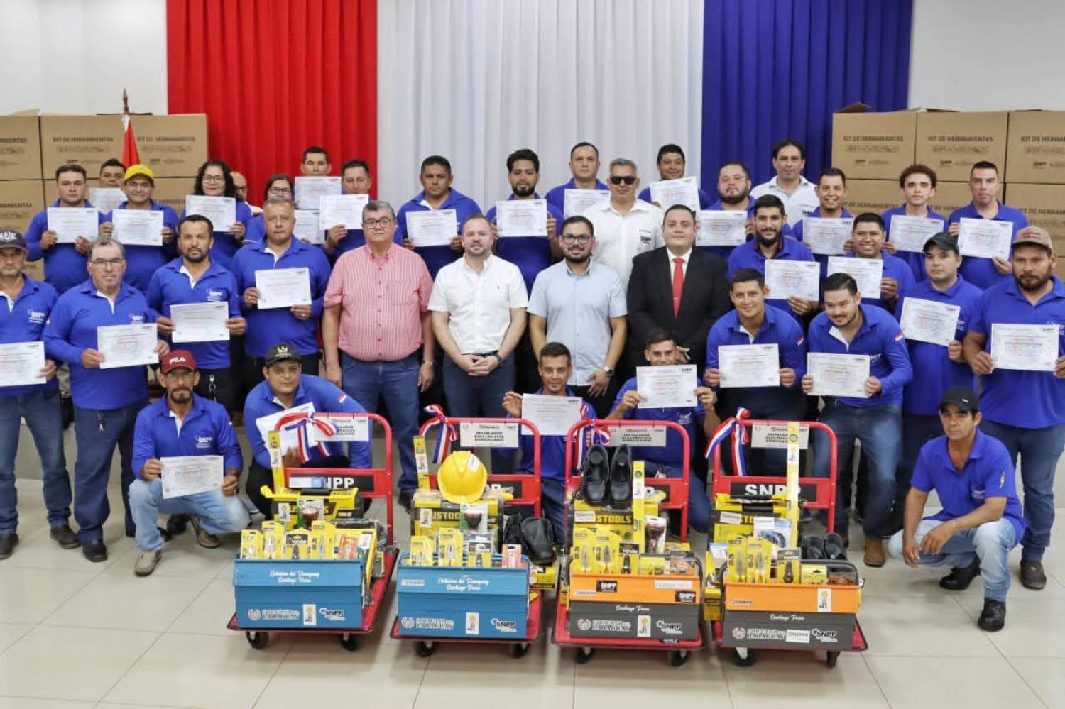 SNPP entrega kits de herramientas a egresados de electricidad en Pedro Juan Caballero