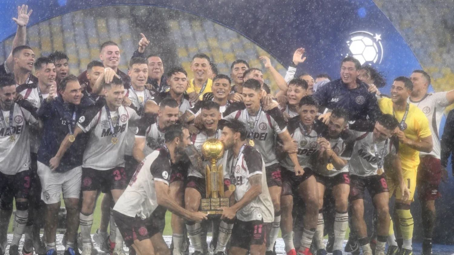 José Canale y Ronaldo Dejesús se consagran campeones de la Recopa con Lanús