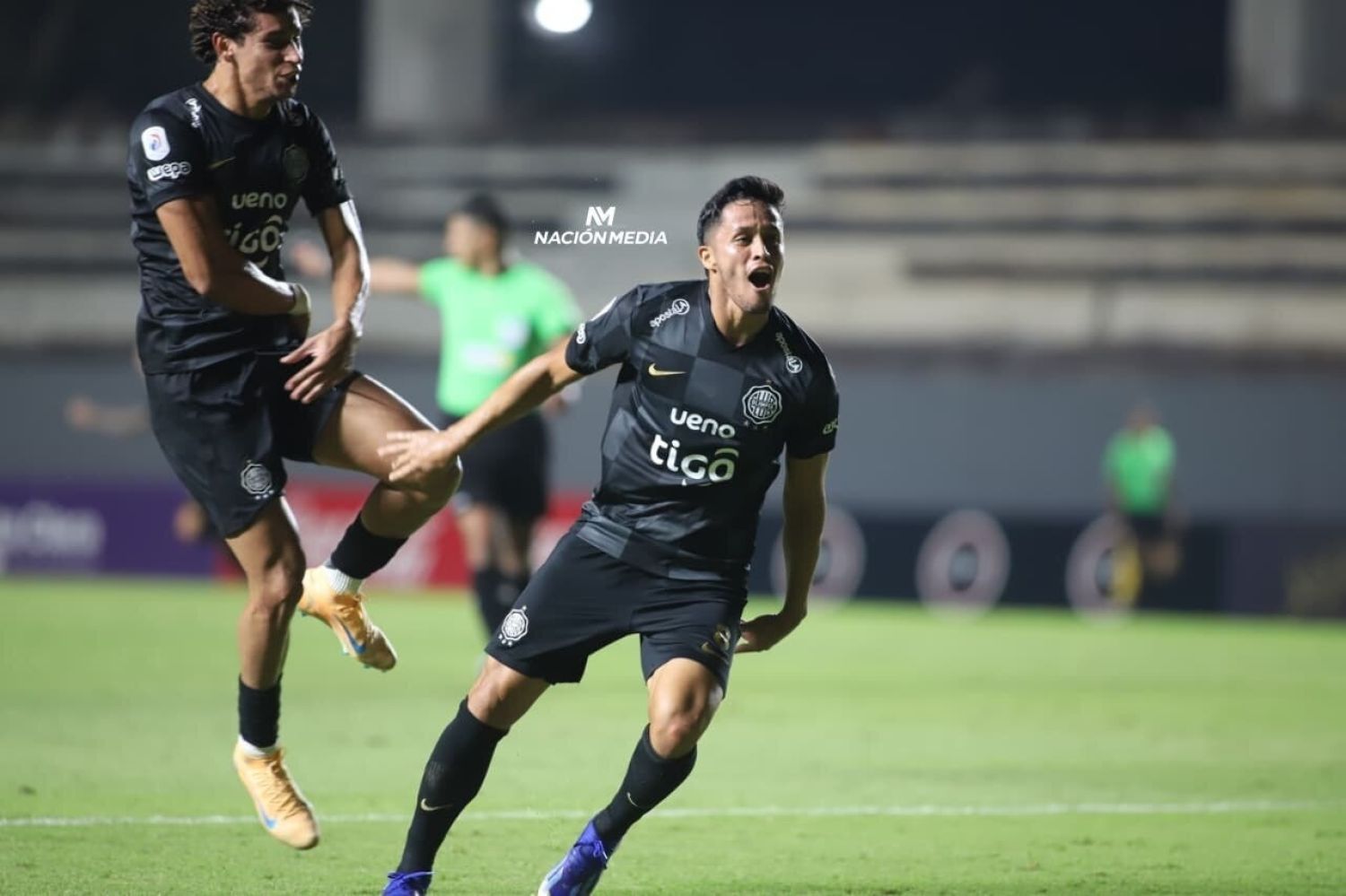 Olimpia tumba el invicto de Nacional y se adueña de la cima en un final de película