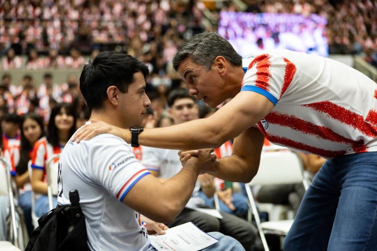 Jaime, becario en silla de ruedas, inspira al país y es destacado por el presidente Santiago Peña