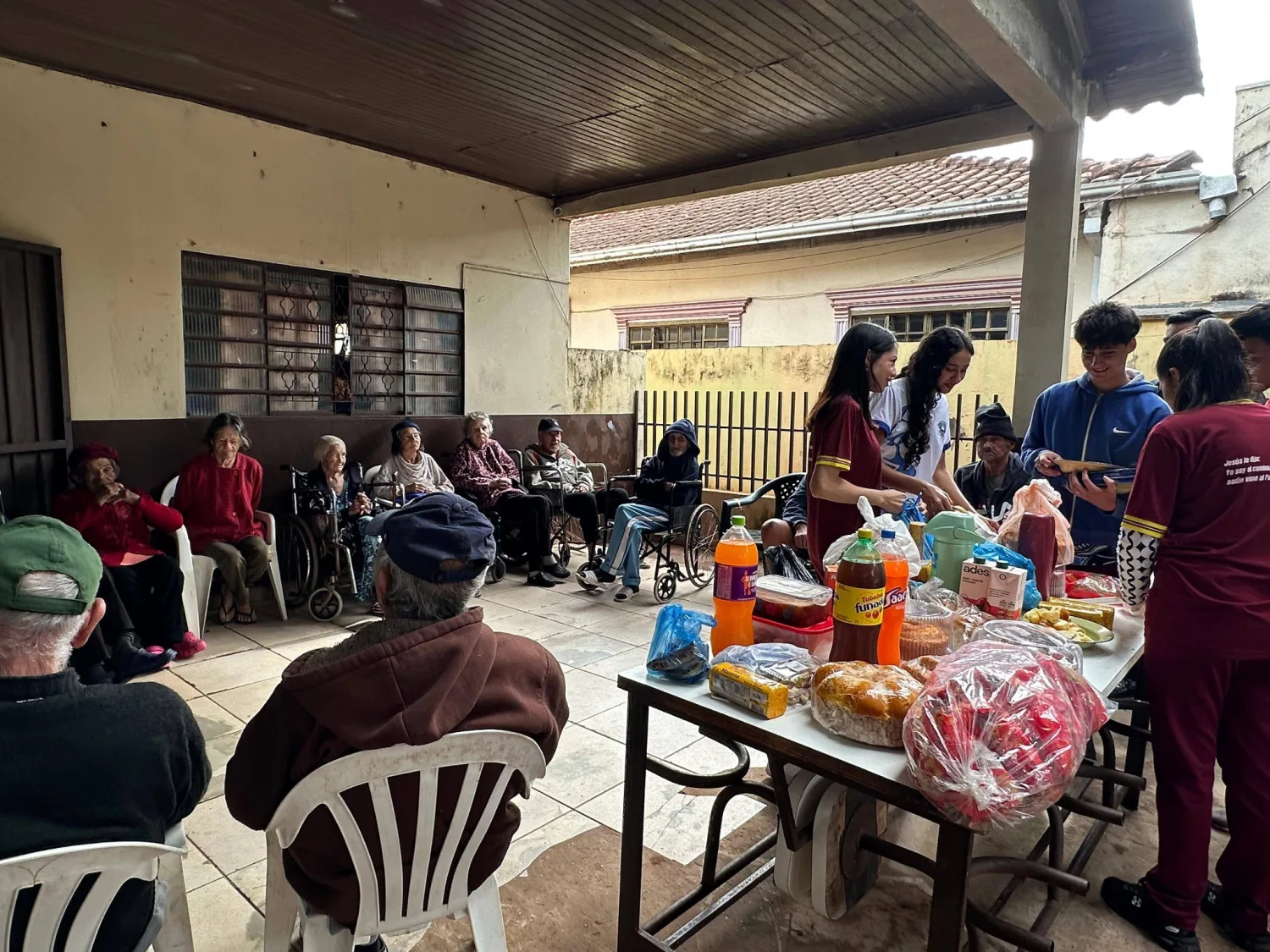 PJC: Alumnos del colegio General Genes brindan jornada de cuidado a adultos mayores en su día