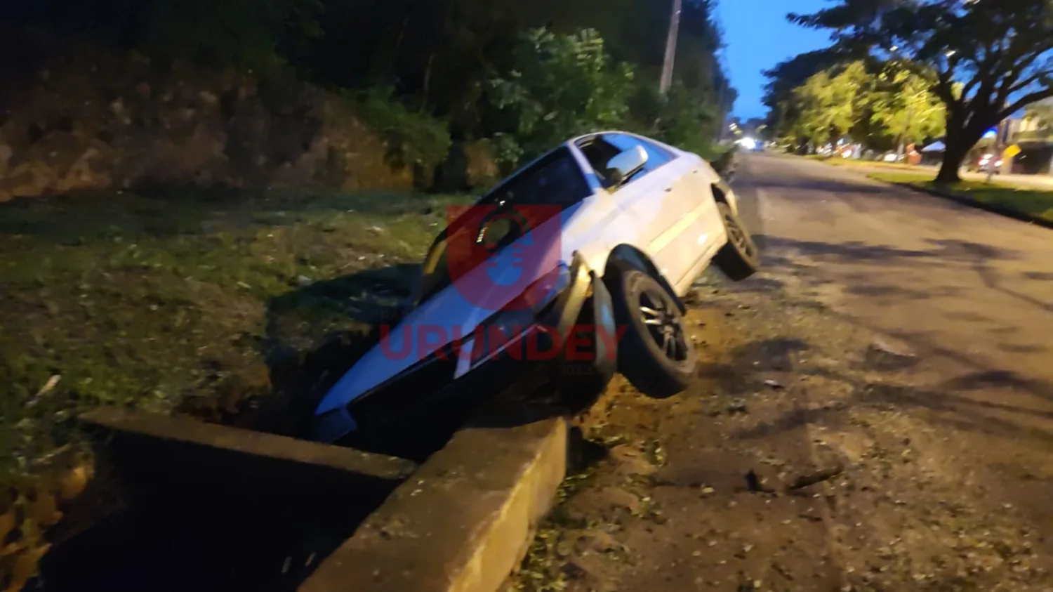 Conductor alcoholizado cae con su automóvil a un desagüe pluvial en Pedro Juan Caballero