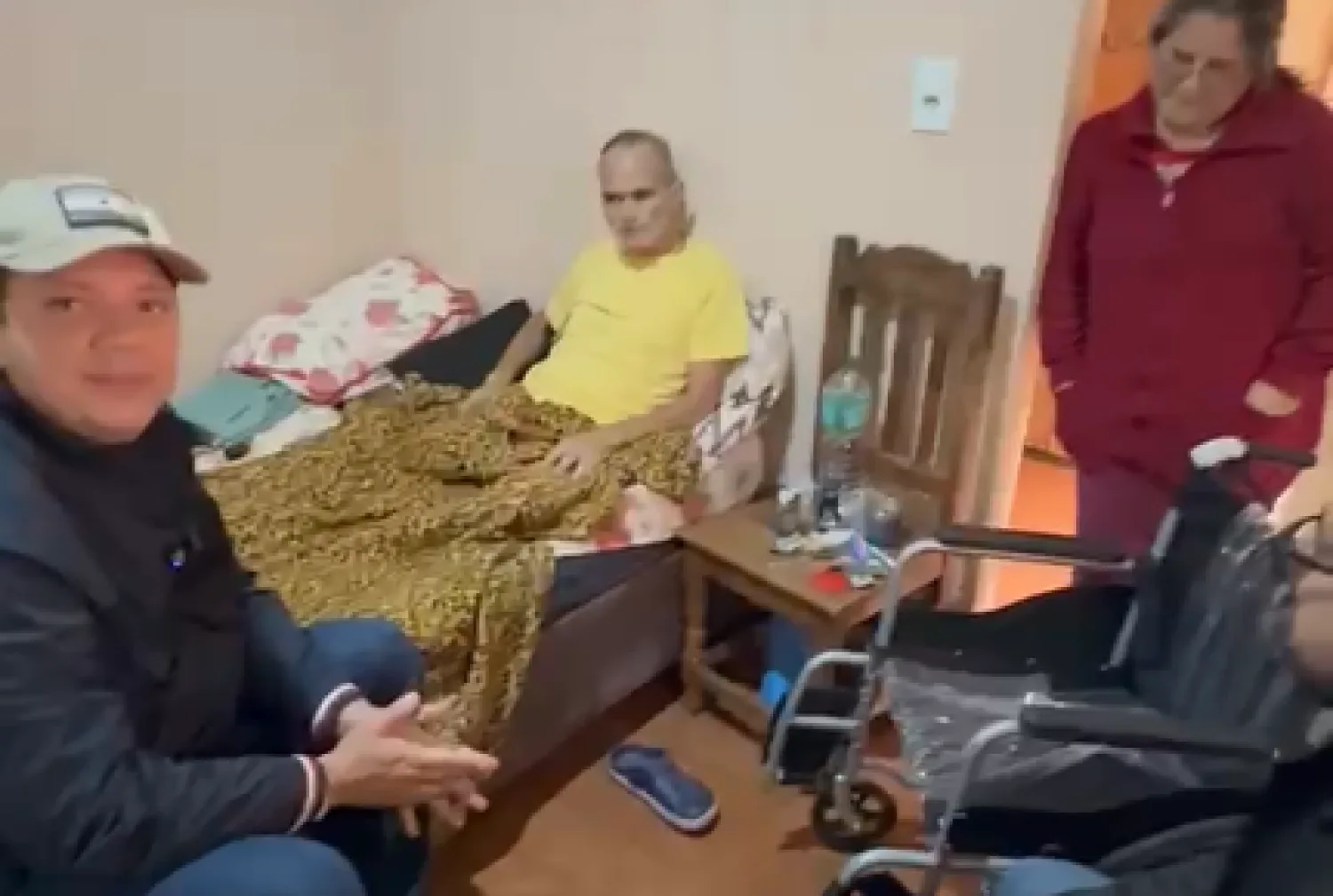 Gobernador entregó una silla de ruedas a un conocido mozo en Pedro Juan Caballero