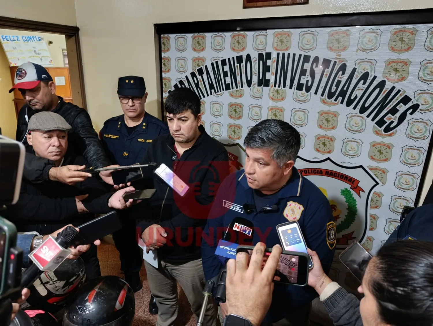 Exhiben armas y prendas del detenido por los últimos ataques en Pedro Juan Caballero
