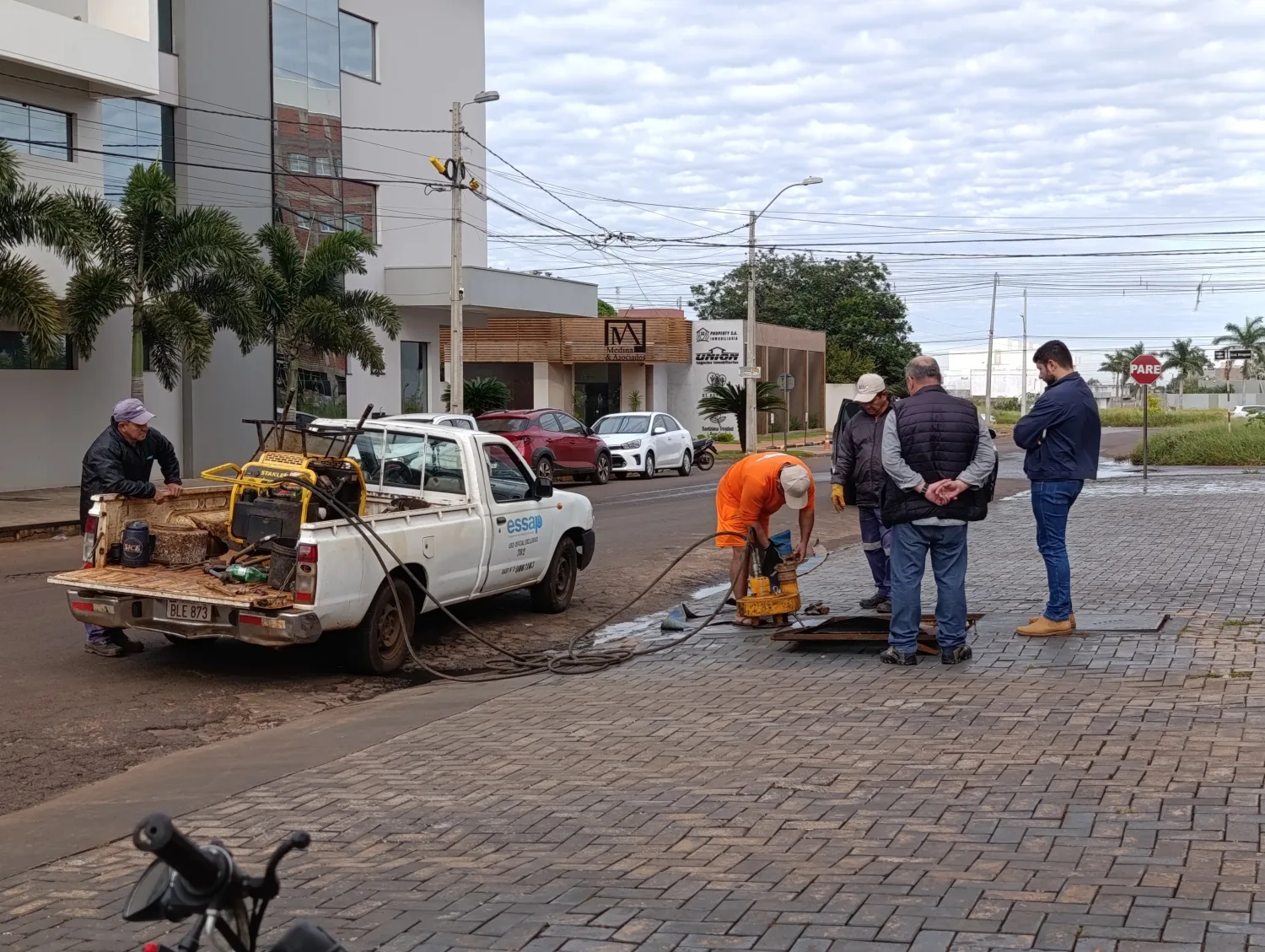 Essap y Municipalidad  clausuran desagüe cloacal de un edificio en Pedro Juan Caballero
