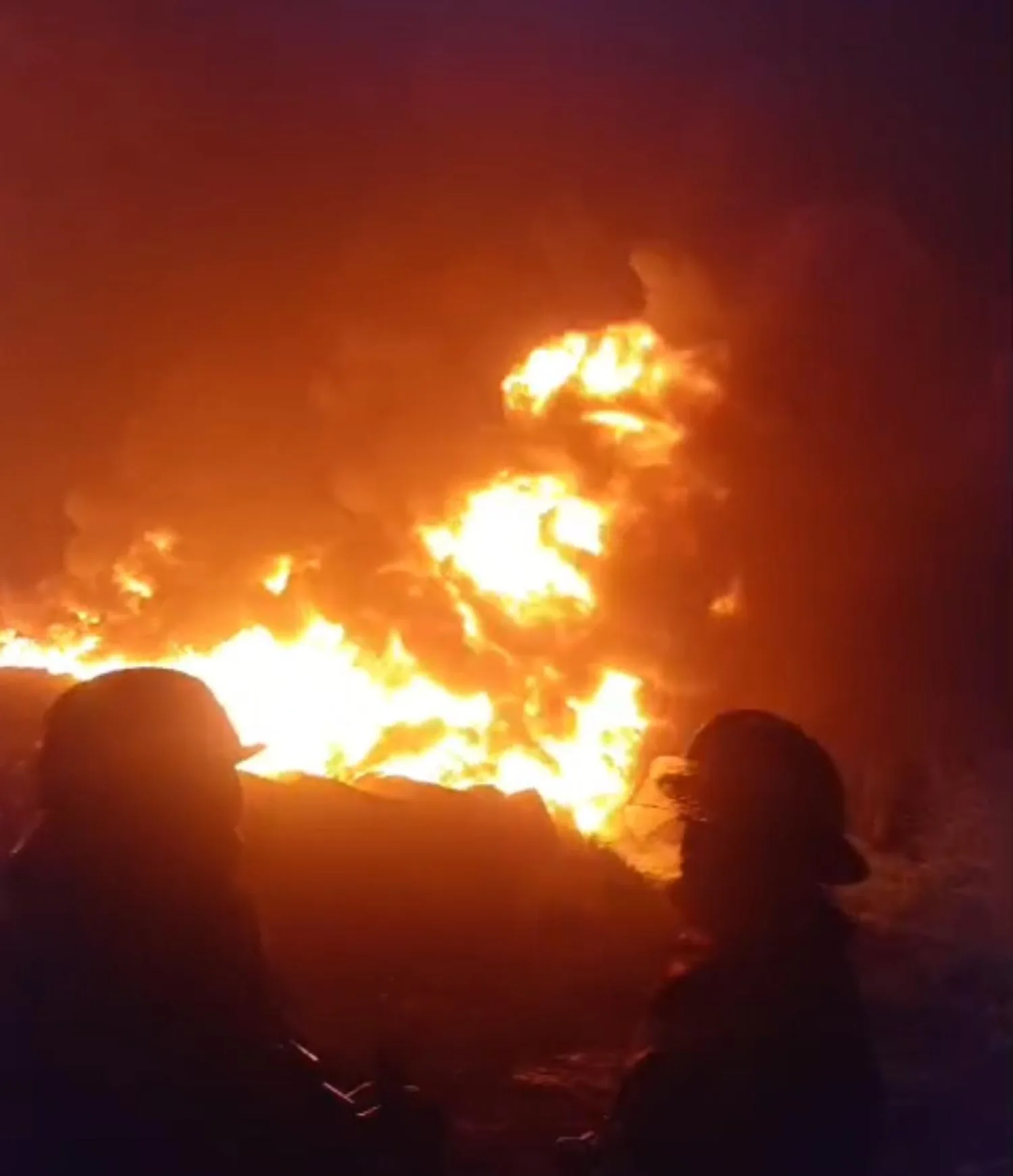 Bomberos combaten un quema intencional de neumáticos en Pedro Juan Caballero