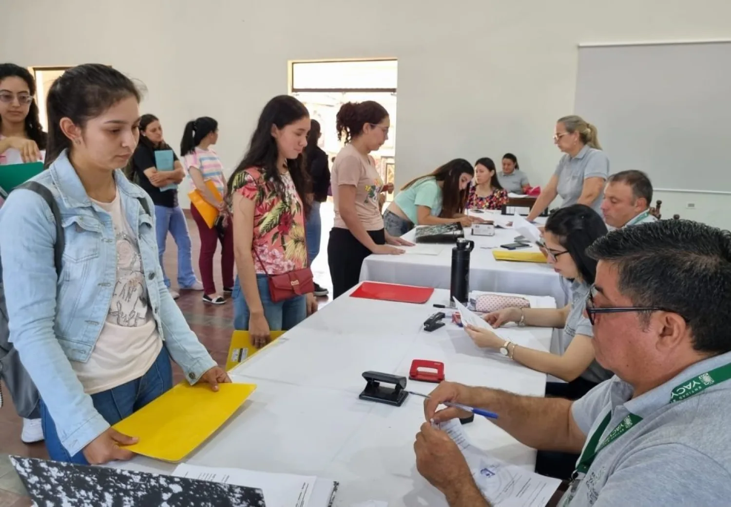 Jóvenes de Misiones reciben desembolso de becas universitarias de la EBY