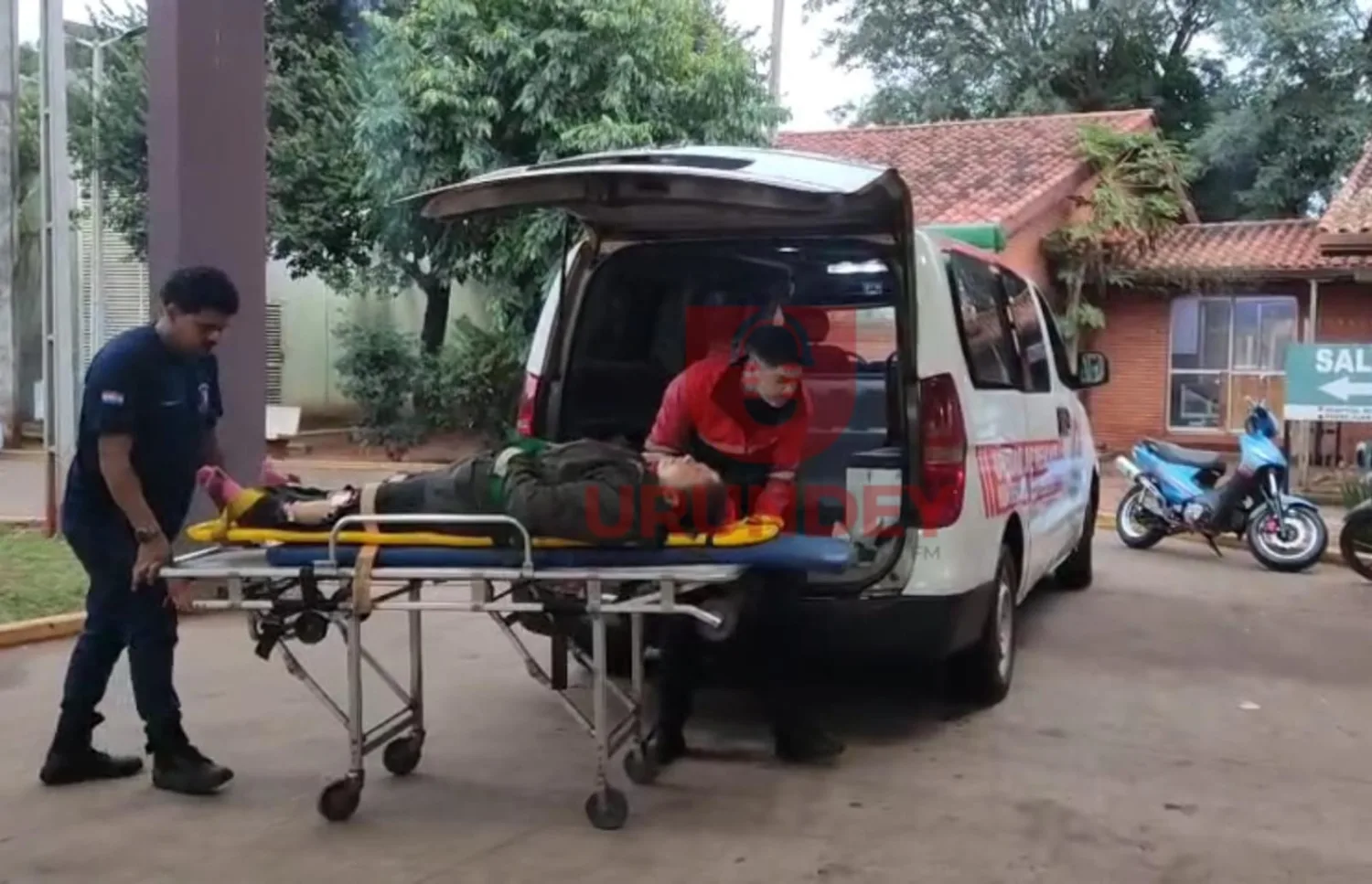 Una motociclista es hospitalizada tras chocar contra un auto en Pedro Juan Caballero