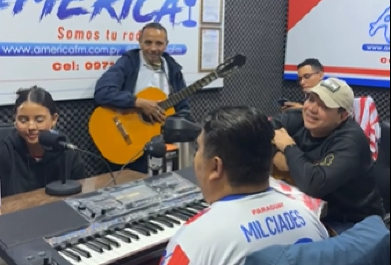 Gobernador Juancho Acosta regaló camisetas de la Albirroja en Pedro Juan Caballero