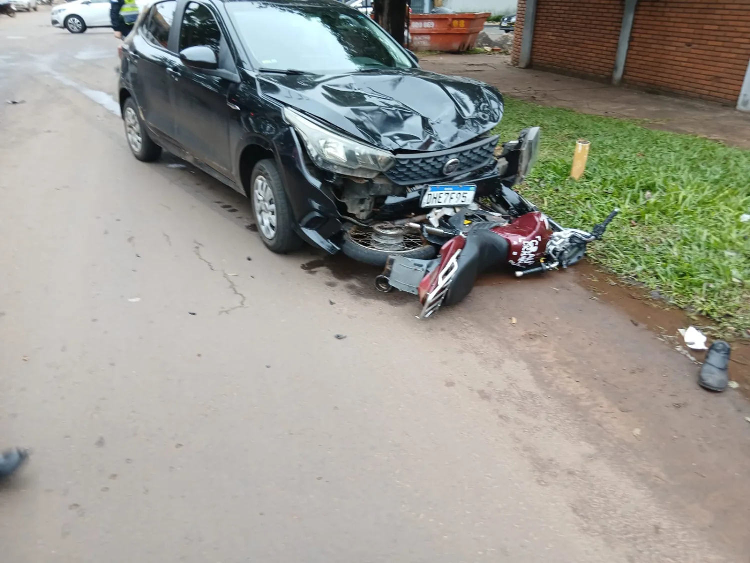 Un motociclista choca a un auto y deja abandonado su biciclo en Pedro Juan Caballero