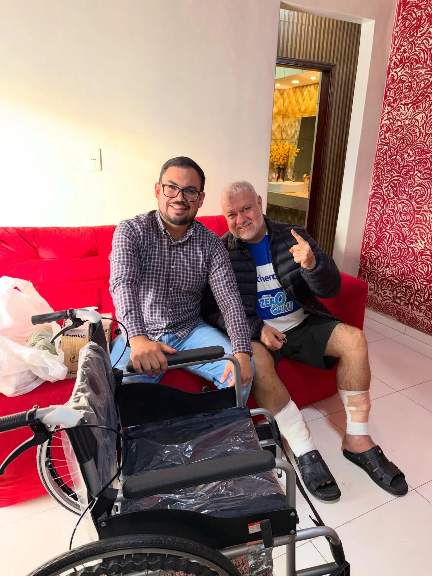 Paulo Acosta visita y brinda apoyo al comunicador Roberto Arce