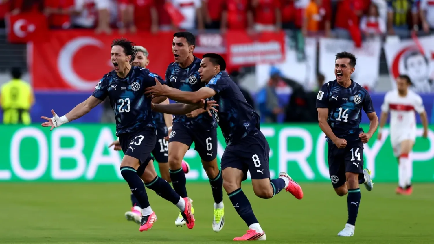 La Albirroja resiste con diez hombres ante Turquía y logra su primer triunfo en el Mundial