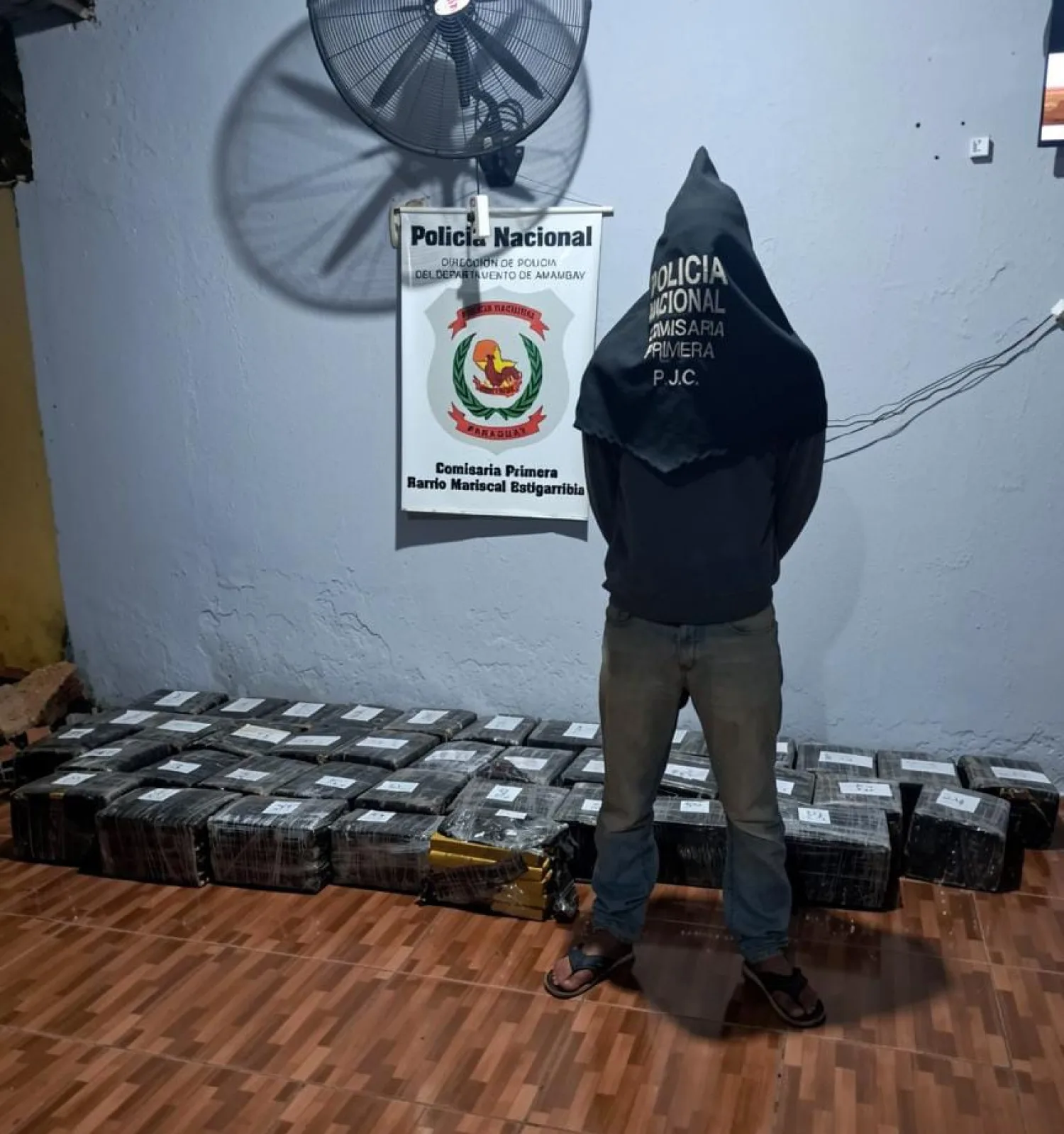 Detienen en PJC a un conductor con tobillera electrónica y media tonelada de marihuana