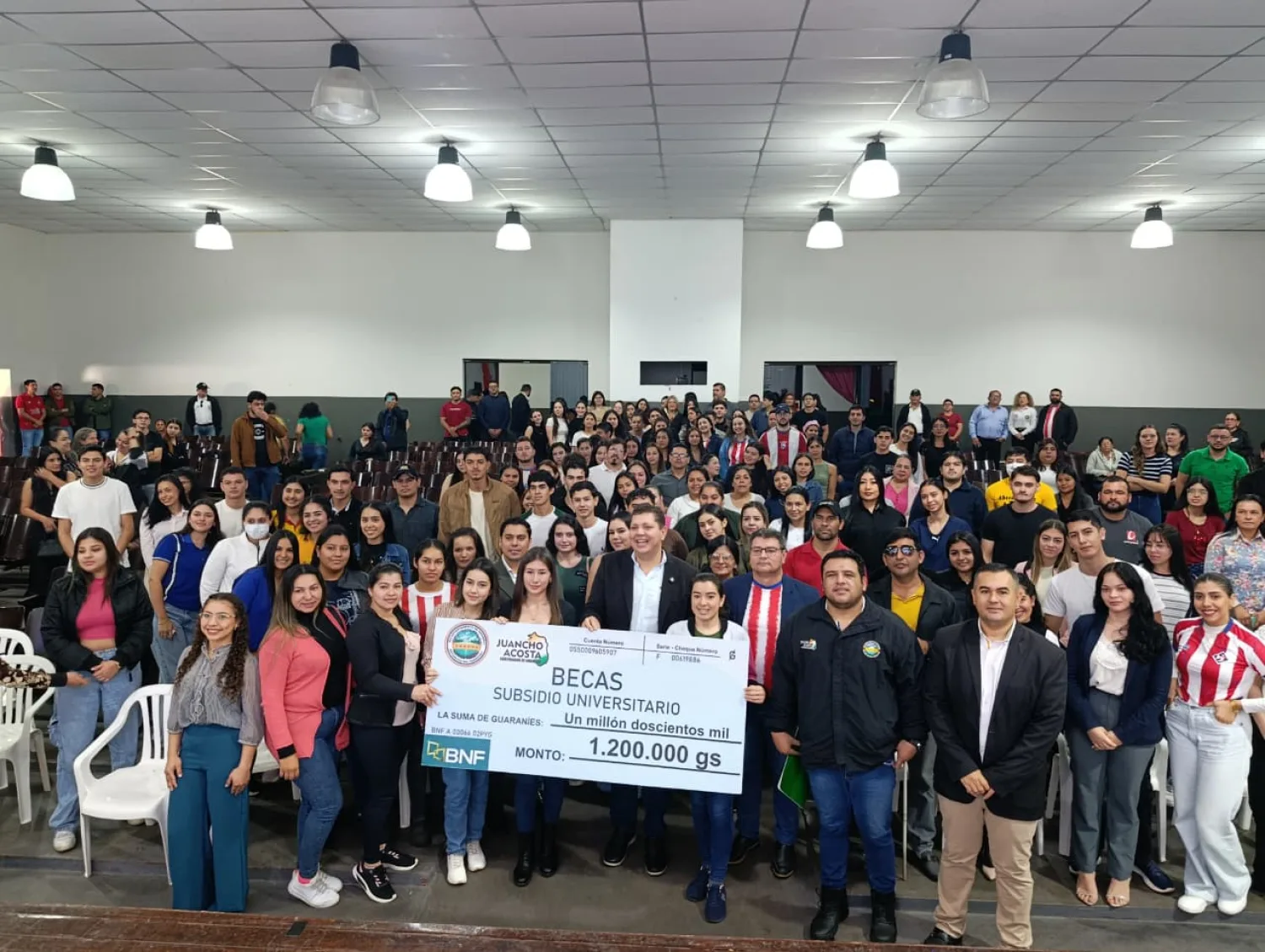 Gobernación de Amambay entrega subsidios económicos a 200 universitarios