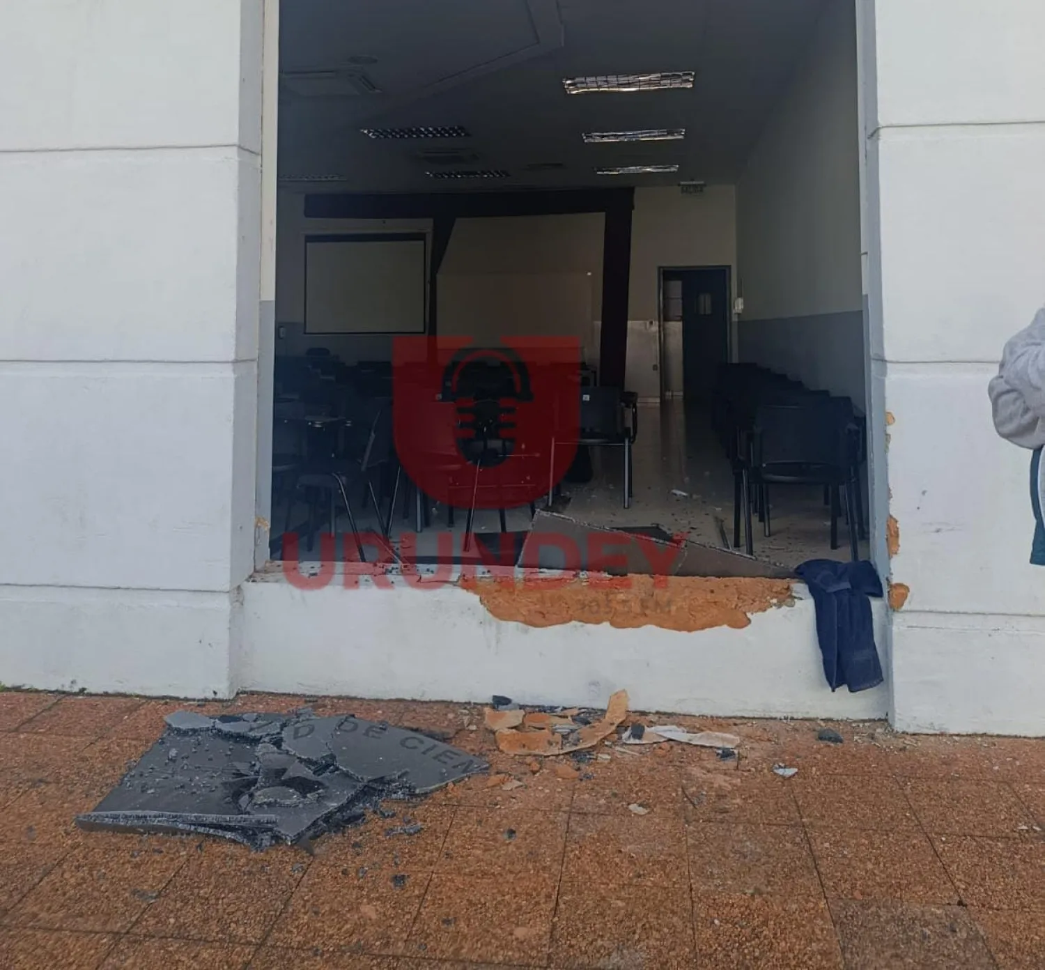 Un vehículo causó daños materiales tras chocar contra el local de la universidad UPAP en PJC