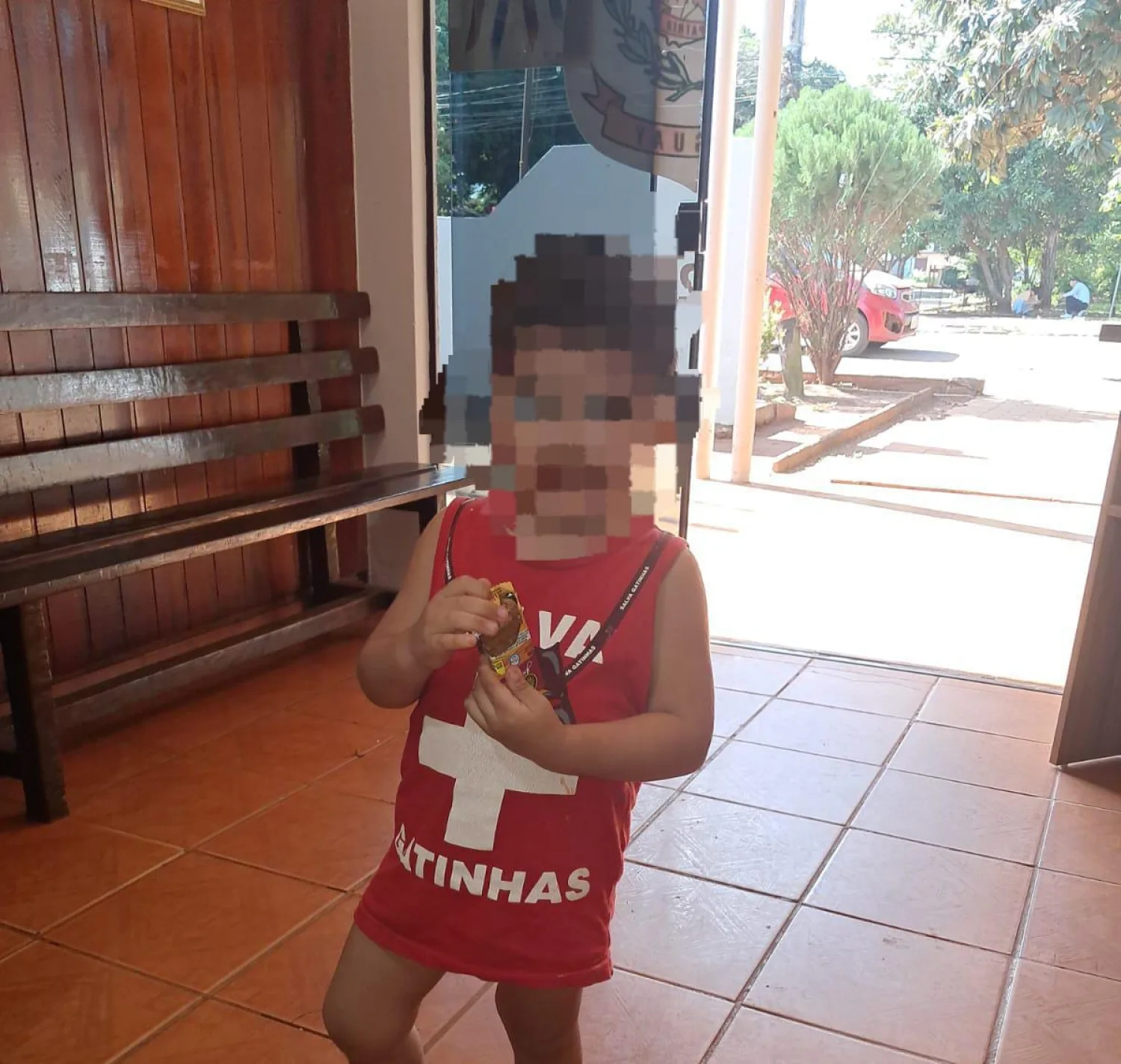 Policía localiza a los padres de un niño de 3 años tras deambular solo en la vía pública de PJC