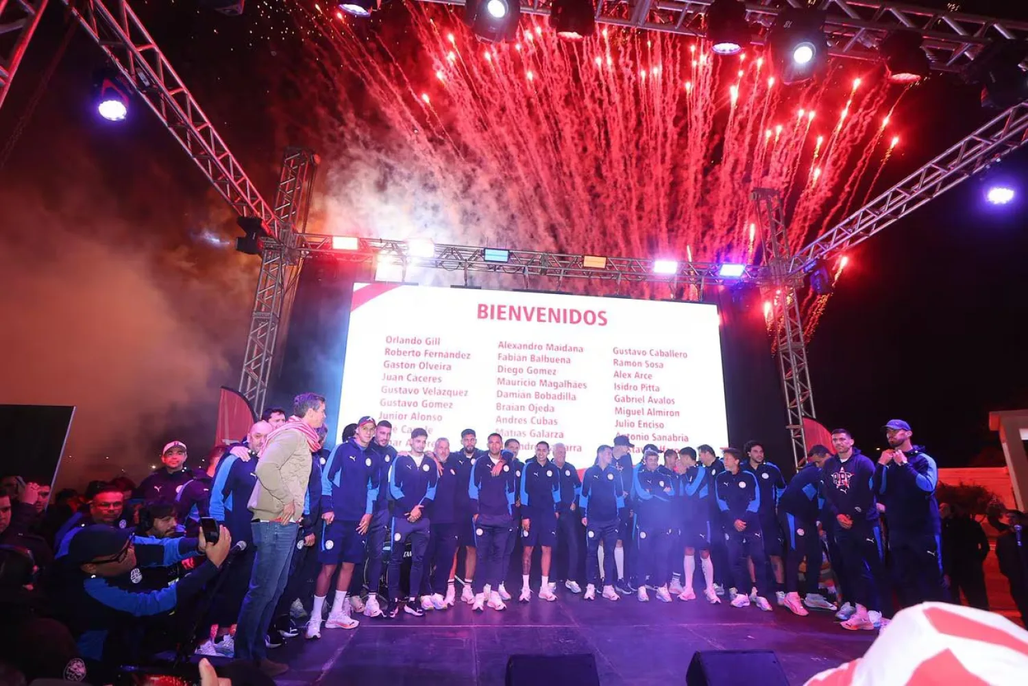 Llegó la Albirroja: hinchas ovacionaron a los jugadores y al profe Alfaro