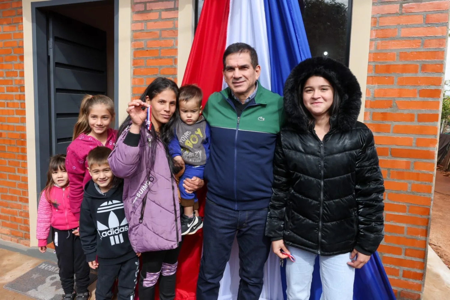 Viviendas dignas se entregan a 32 familias de Guarambaré y suman beneficiarios de Che Róga Porã