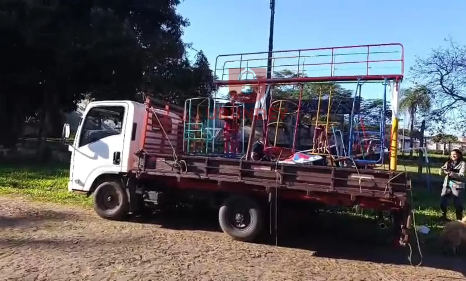 Vecinos del barrio Virgen de Caacupé equipan plaza y gestionan la lumínica ante las autoridades
