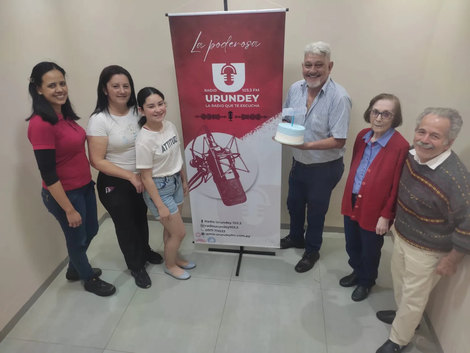 Propietarios de Librería Lugo agasajan al comunicador Arnaldo Recalde por su cumpleaños