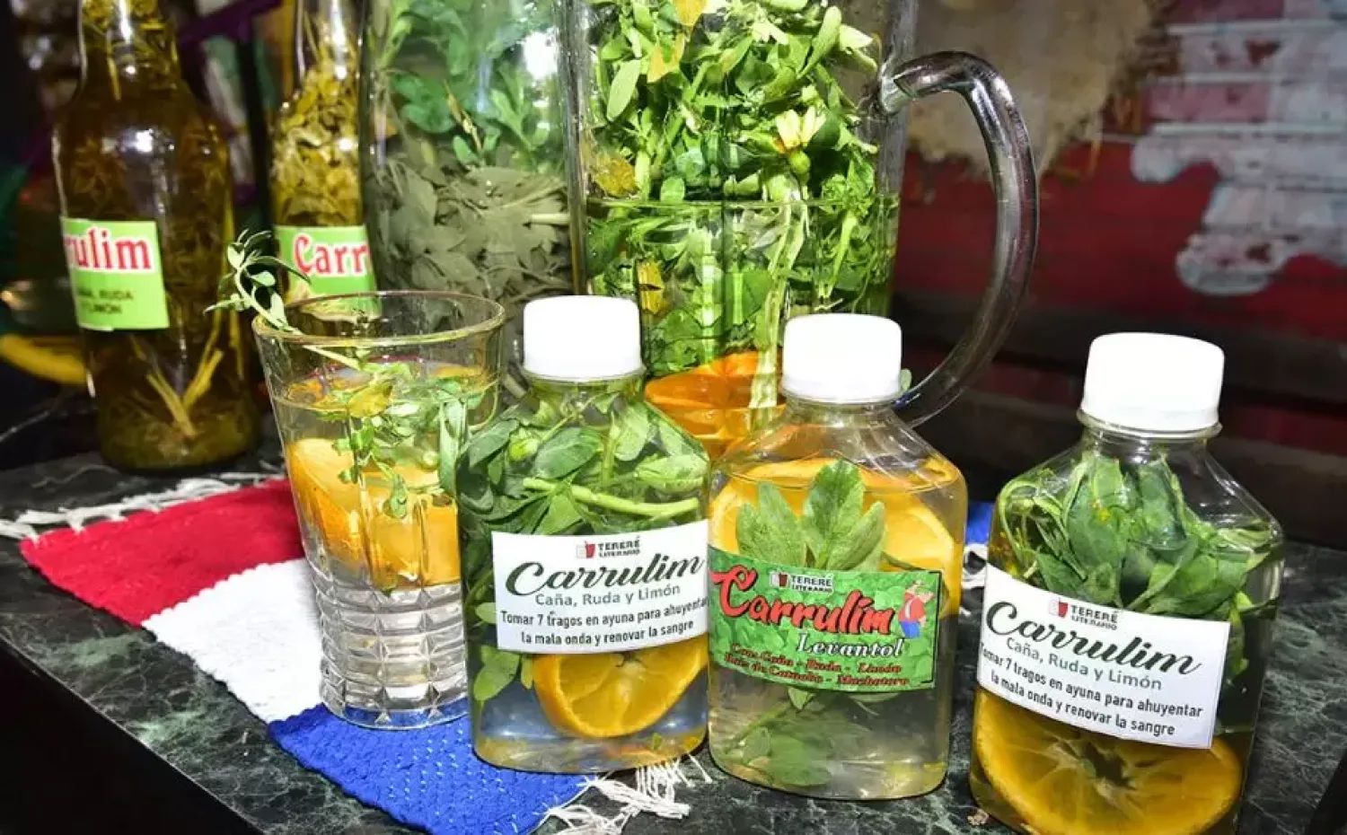 Paraguayos cumplen la tradición de beber carrulim este 1 de agosto
